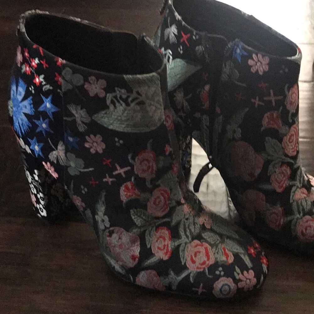 Short booties multi floral